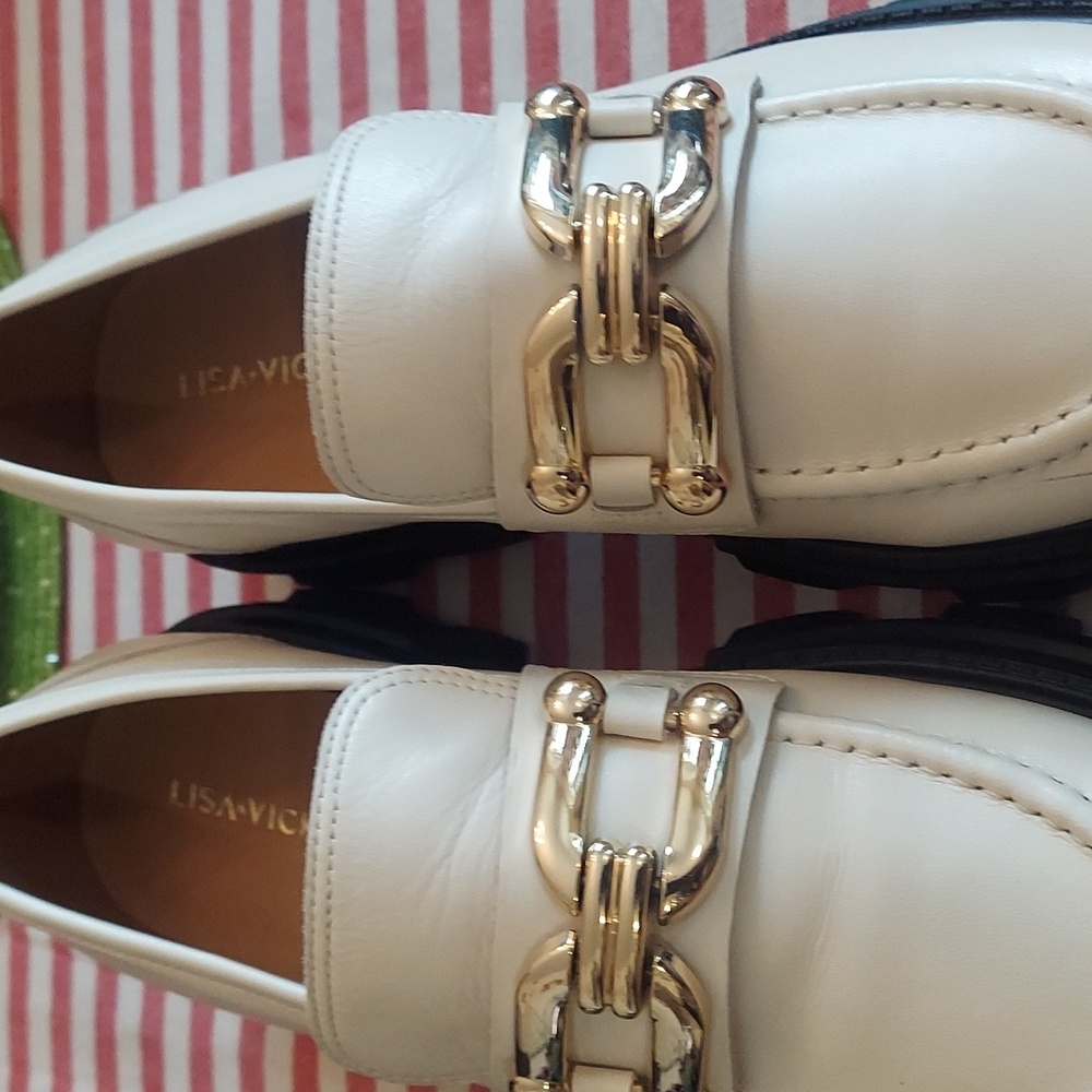 Elegant Cream Loafers with Gold Accent - Picture 2 of 9